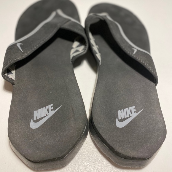 nike flip flops size 13